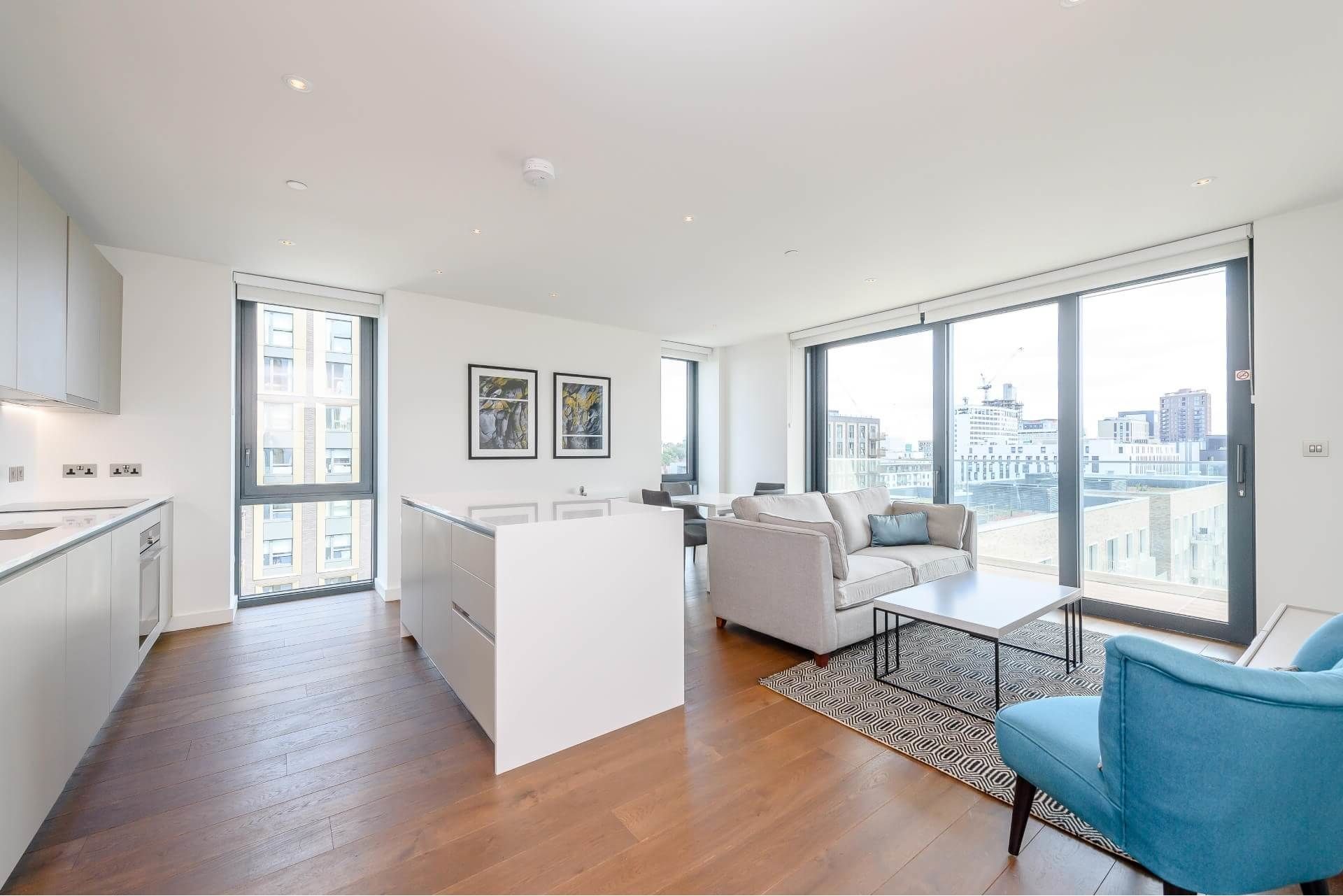 Alto's ultra-modern flats, studios and 1, 2, 3 bed apartments in Wembley are available now for long term lettings. غرفة معيشة أنيقة داخل شقة في لندن، مع تصميم عصري وإضاءة طبيعية وإطلالة رائعة على المدينة.